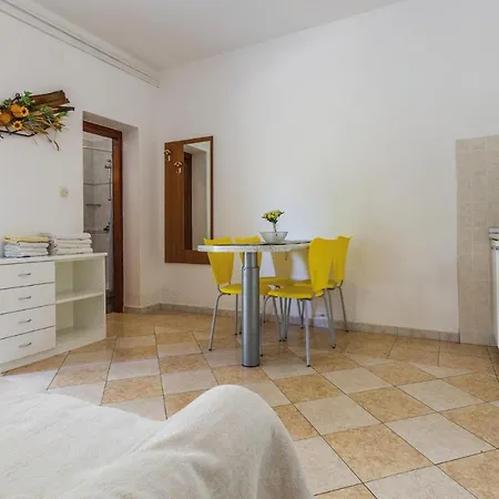 Apartman Stunning Apartment In Porec With Wifi