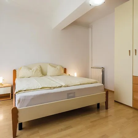 Apartman Stunning Apartment In Porec With Wifi